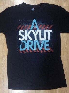 A Skylit Drive Shirt Size Small